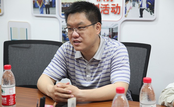韓主任感謝集團(tuán)付出的同時對集團(tuán)防控安全工作進(jìn)行了細(xì)致的了解，并叮囑企業(yè)一定要嚴(yán)格按照上級防控布署要求穩(wěn)抓落實各項工作.JPG