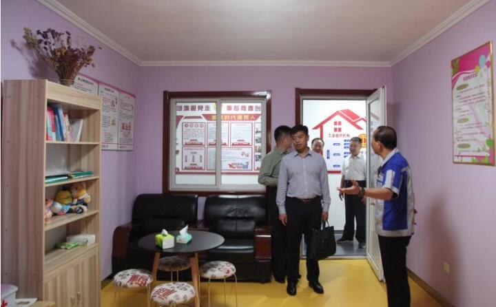 在黨群活動室，工會主席景奉全以PPT的形式向現(xiàn)場領(lǐng)導(dǎo)詳細介紹了居邦源集團的產(chǎn)業(yè)工人隊伍建設(shè)以及改革情況。.jpg